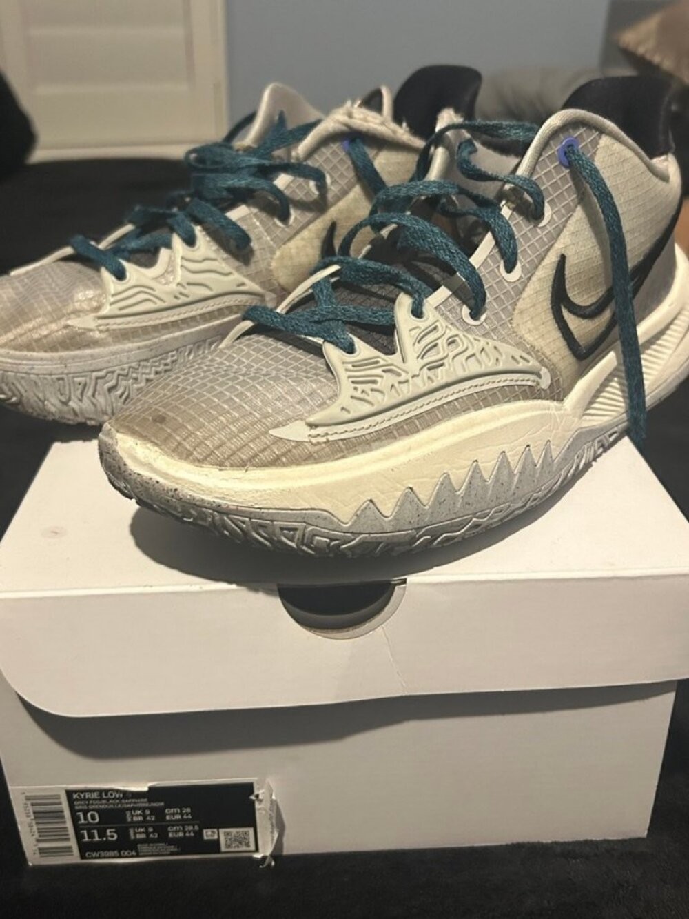Kyrie Low 4 Basketball Shoes Gray Blue Size 10 Used Clean Bottoms With Box